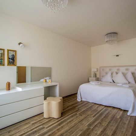 Unique Charles Bridge 2Bdr Apartment. Πράγα Εξωτερικό φωτογραφία