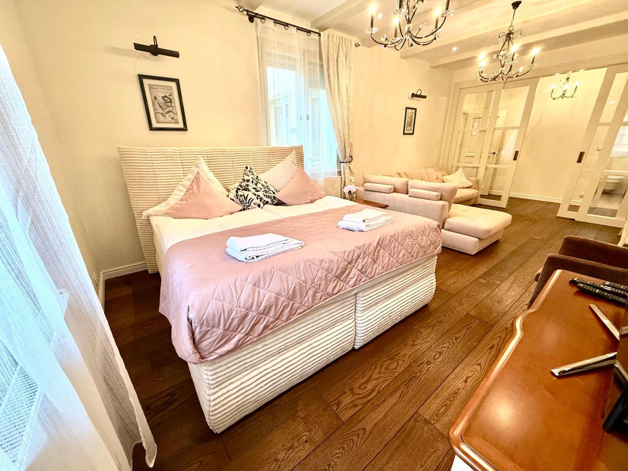 Unique Charles Bridge 2Bdr Apartment. Πράγα Εξωτερικό φωτογραφία