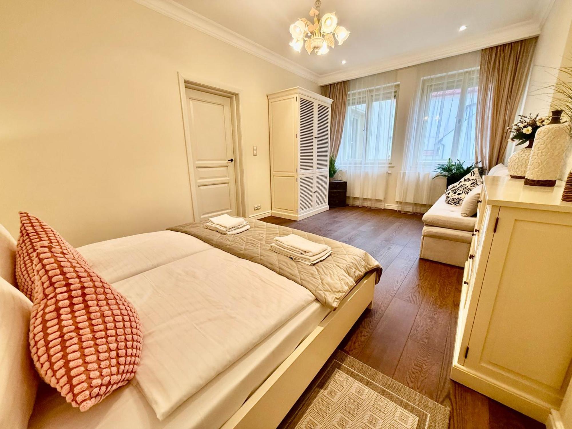 Unique Charles Bridge 2Bdr Apartment. Πράγα Εξωτερικό φωτογραφία
